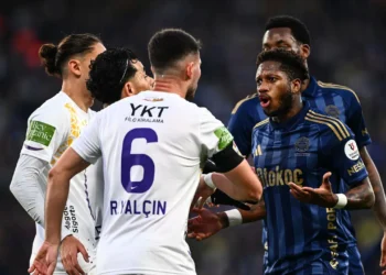 Eski hakemler Eyüpspor – Fenerbahçe maçını yorumladı: ‘Bir oyuncu hakemin önünde bunu nasıl yapar?’