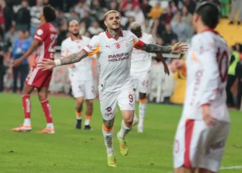 Galatasaray, Antalyaspor’u farklı geçti: Icardi, zirvedeki Hagi’yi yakaladı