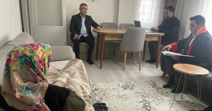 Evin salonu mahkeme oldu: Dava eve taşındı 1 Evin salonu mahkeme oldu: Dava eve taşındı