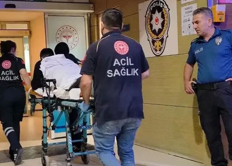 Parasının sıkıştığı ATM'deki güvenlik görevlisini bıçakladı 1 Parasının sıkıştığı ATM’deki güvenlik görevlisini bıçakladı