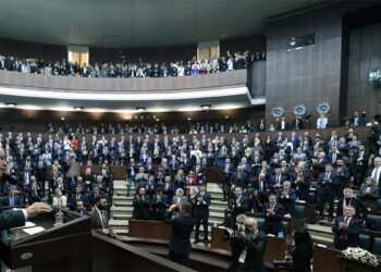 ‘Ekran yasağı’ ile ilgili AK Parti’den açıklama: Vekillerimiz zaten etkin