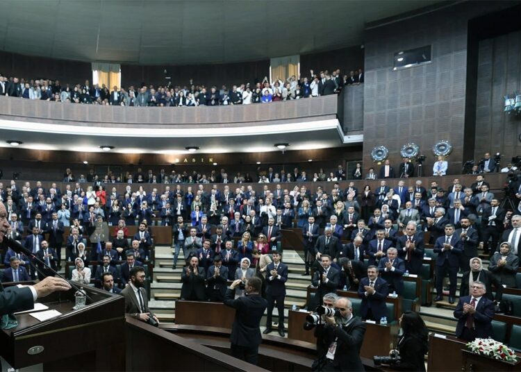 ‘Ekran yasağı’ ile ilgili AK Parti’den açıklama: Vekillerimiz zaten etkin