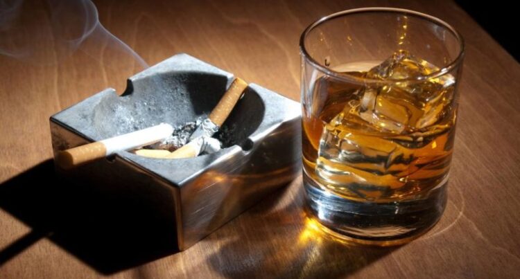 Yeni yılda alkollü içkilere ve sigaraya zam geliyor 1 Yeni yılda alkollü içkilere ve sigaraya zam geliyor