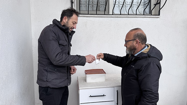 8 asırdır gelenlere tuz ikram ediyorlar 1 8 asırdır gelenlere tuz ikram ediyorlar