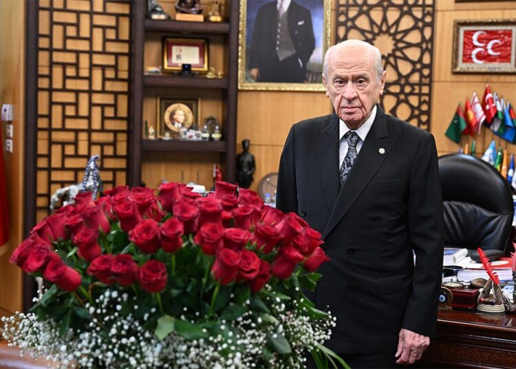 Erdoğan Bahçeli'nin doğum gününü 78 gülle kutladı 1 Erdoğan Bahçeli’nin doğum gününü 78 gülle kutladı