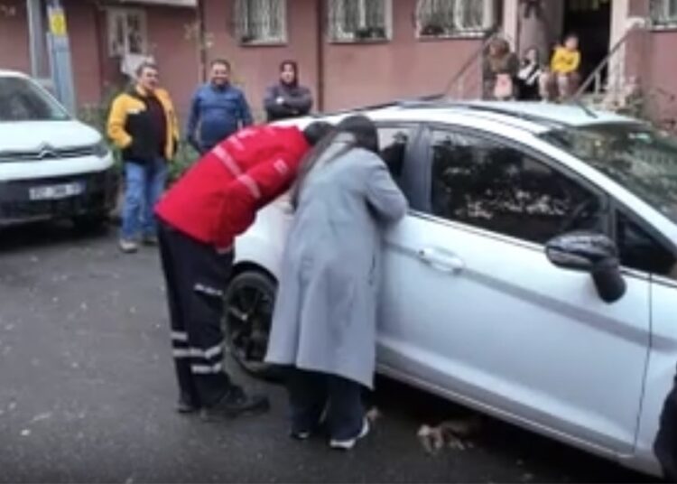 Bebeği arabada, anahtarları da kilitli evde unuttu 1 Bebeği arabada, anahtarları da kilitli evde unuttu