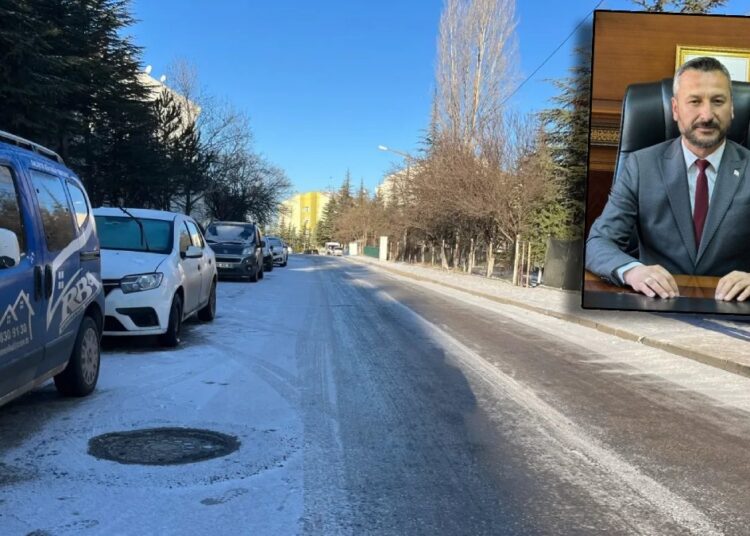 Buzlu yolda mahsur kalan belediye başkanı isyan etti 1 Buzlu yolda mahsur kalan belediye başkanı isyan etti