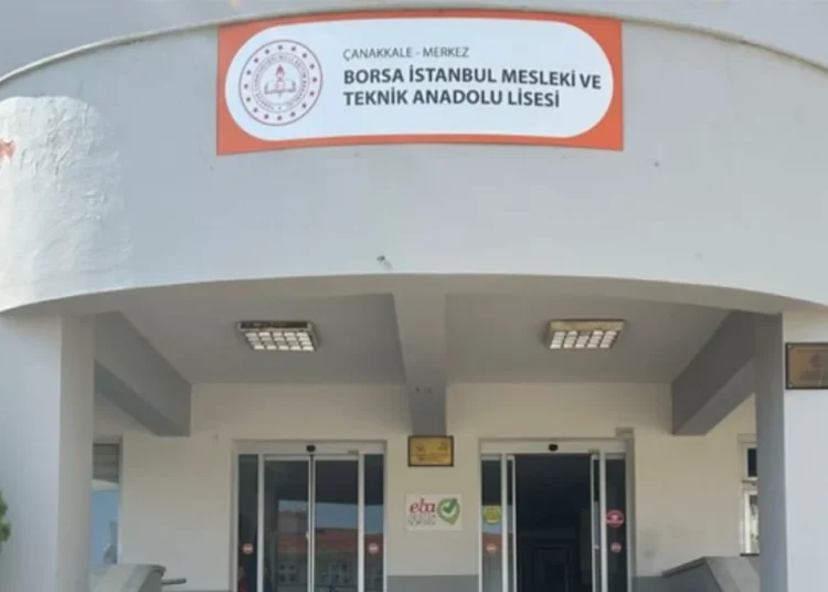 Lisede cinsel içerikli görüntü çektiler: 4 öğrenciye hapis cezası 1 Lisede cinsel içerikli görüntü çektiler: 4 öğrenciye hapis cezası
