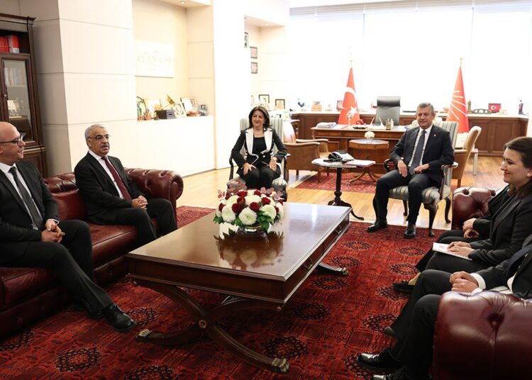 İmralı Heyeti’nden CHP Genel Başkanı Özel'e ziyaret 1 İmralı Heyeti’nden CHP Genel Başkanı Özel’e ziyaret