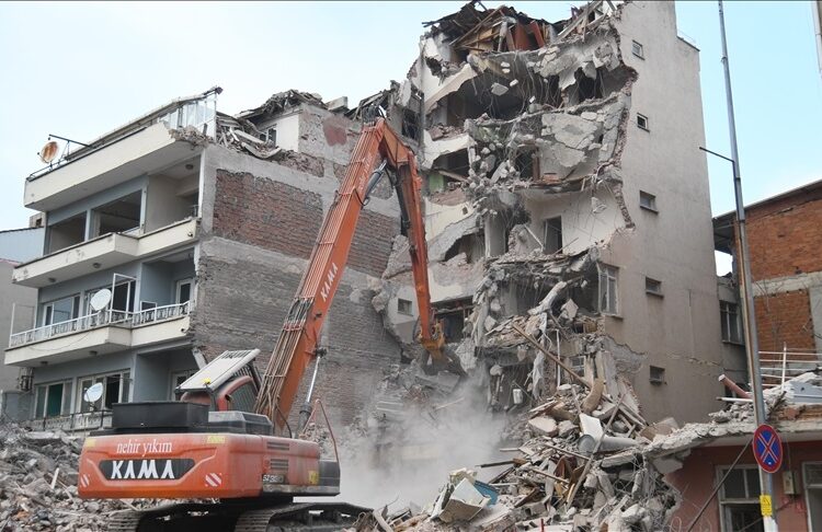 Balıkesir Sındırgı’da ağır hasarlı 18 bina daha yıkıldı