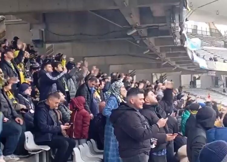 Fenerbahçe taraftarı Başkan Saran'a sahip çıktı 1 Fenerbahçe taraftarı Başkan Saran’a sahip çıktı