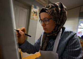 Görme engelli Zeynep, çizdiği resimlerle yaşama tutunuyor