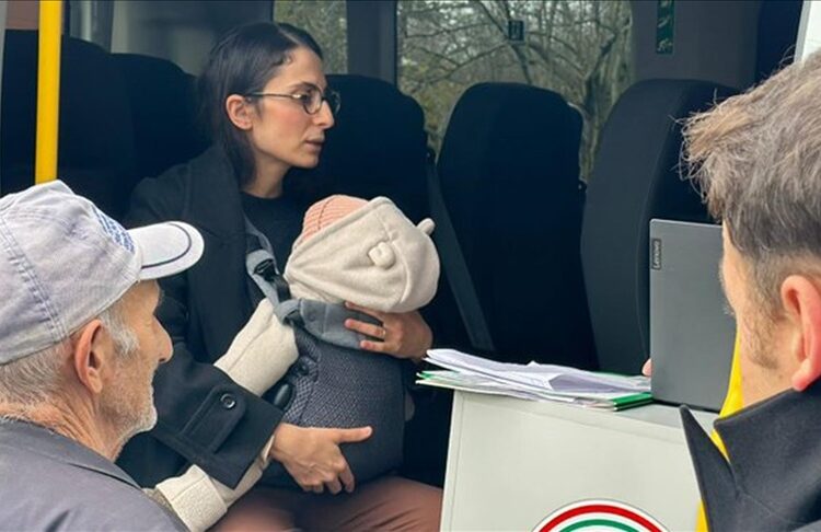 Hakim kucağında bebeğiyle keşfe çıktı