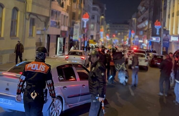 Yılbaşına yönelik yapılan huzur operasyonunda 979 kişi yakalandı 1 Yılbaşına yönelik yapılan huzur operasyonunda 979 kişi yakalandı