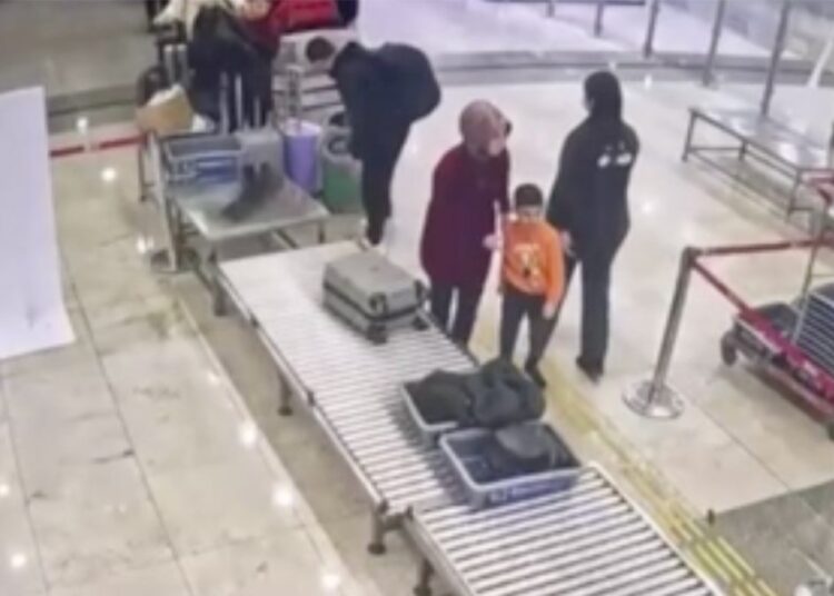 Zimmet memurunun ailesiyle İngiltere'ye kaçışının görüntüsü ortaya çıktı 1 Zimmet memurunun ailesiyle İngiltere’ye kaçışının görüntüsü ortaya çıktı