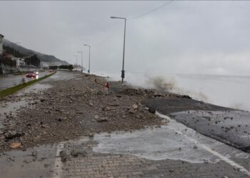 Dalgalar Karadeniz sahil şeridine zarar verdi