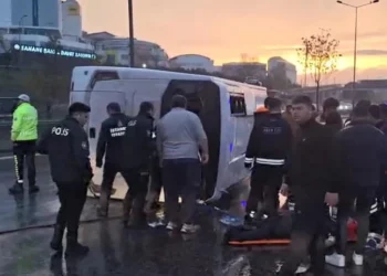 İstanbul’da sağanak sonrası trafik kazası: Servis minibüsü devrildi