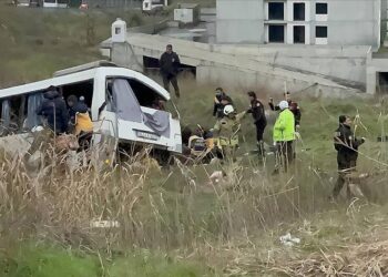 Esenyurt’ta minibüs şarampole yuvarlandı: 5 kişi hayatını kaybetti