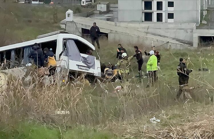 Esenyurt'ta minibüs şarampole yuvarlandı: 5 kişi hayatını kaybetti 1 Esenyurt’ta minibüs şarampole yuvarlandı: 5 kişi hayatını kaybetti
