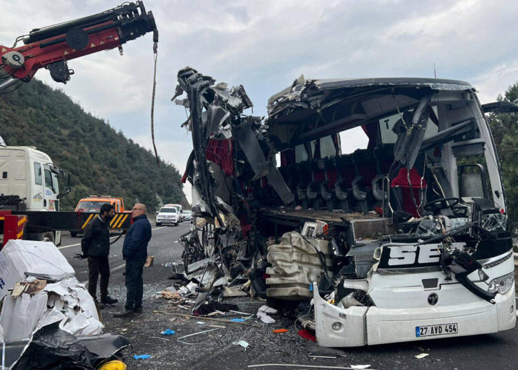 Osmaniye’de yolcu otobüsü TIR’a çarptı: 7 can kaybı