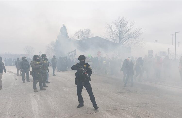 Minnesota'da protestocular ile ICE ekipleri arasında gerilim sürüyor 1 Minnesota’da protestocular ile ICE ekipleri arasında gerilim sürüyor