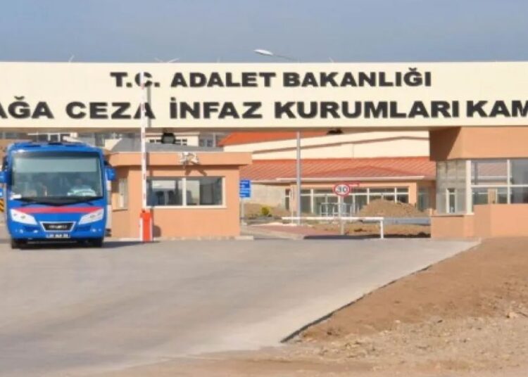 Hükümlü 2 infaz koruma memurunu yaraladı 1 Hükümlü 2 infaz koruma memurunu yaraladı