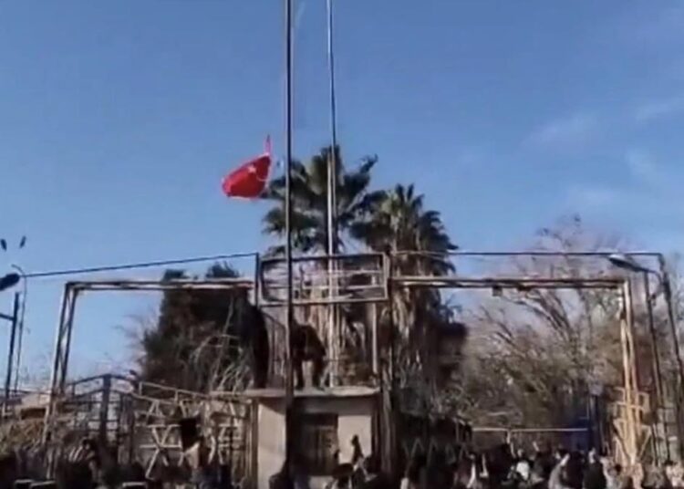 Bayrak provokasyonunda gözaltı sayısı 14'e çıktı 1 Bayrak provokasyonunda gözaltı sayısı 14’e çıktı