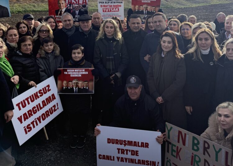CHP’liler yeni yıla Silivri önünde girdi 1 CHP’liler yeni yıla Silivri önünde girdi