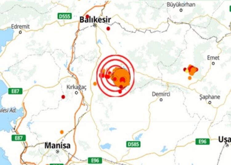 Balıkesir, 5.2 şiddetindeki depremle sarsıldı 1 Balıkesir, 5.2 şiddetindeki depremle sarsıldı