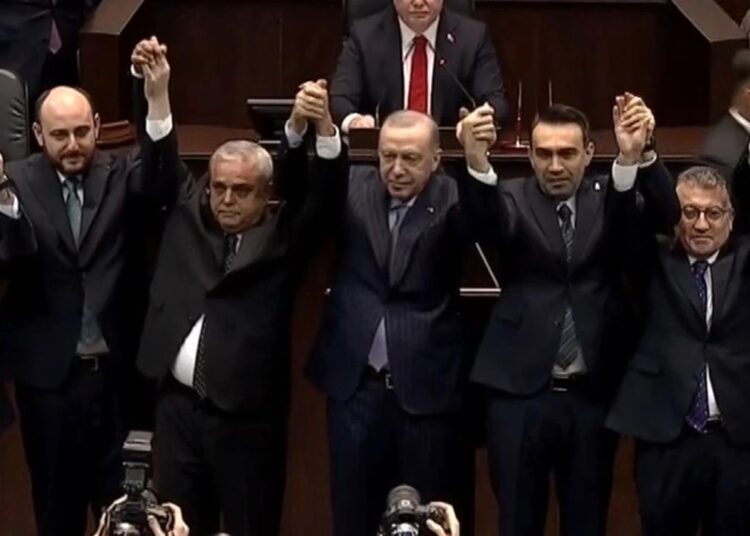 AK Parti'ye bu hafta yoğun katılım bekleniyor 1 AK Parti’ye katılan 3 vekile rozetlerini Erdoğan taktı