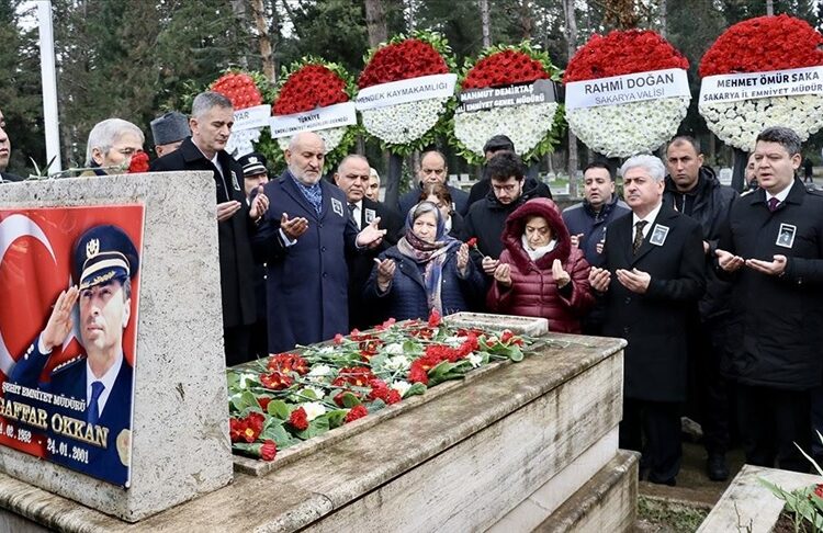 Şehit Emniyet Müdürü Ali Gaffar Okkan, mezarı başında anıldı 1 Şehit Emniyet Müdürü Ali Gaffar Okkan, mezarı başında anıldı
