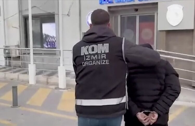Sosyal medyada silahlı paylaşım yapan 325 şüpheli yakalandı 1 Sosyal medyada silahlı paylaşım yapan 325 şüpheli yakalandı