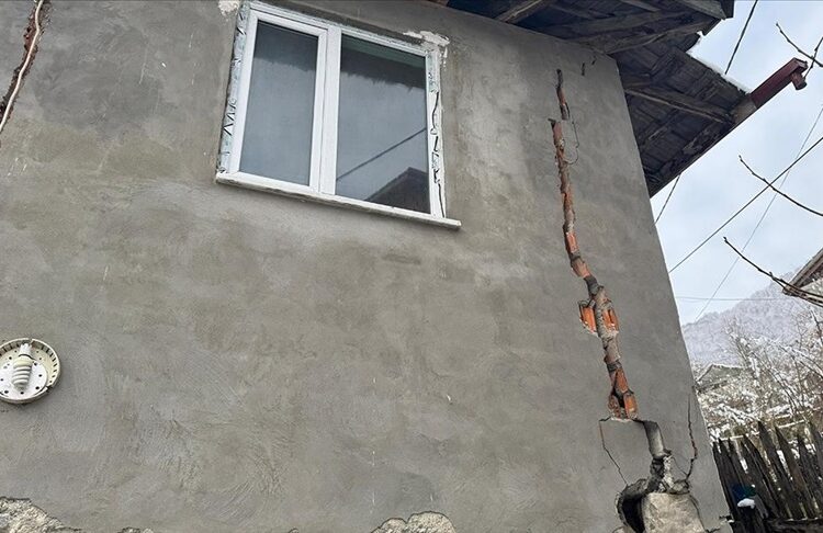 Heyelan nedeniyle 15 evde çatlaklar oluştu