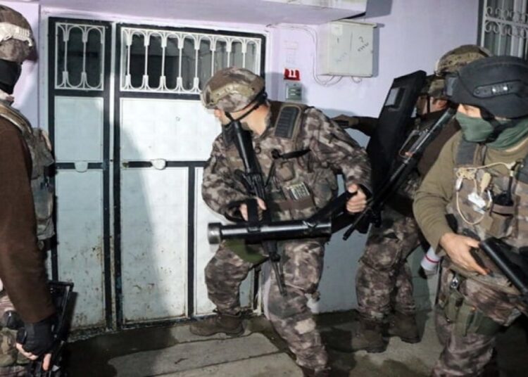 IŞİD'e yönelik operasyonlarda gözaltına alınan 42 kişiden 26’sı tutuklandı 1 IŞİD’e yönelik operasyonlarda gözaltına alınan 42 kişiden 26’sı tutuklandı