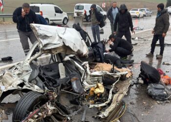 Otobüse çarpan otomobildeki 3 kişi yaşamını yitirdi