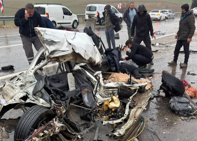 Otobüse çarpan otomobildeki 3 kişi yaşamını yitirdi 1 Otobüse çarpan otomobildeki 3 kişi yaşamını yitirdi