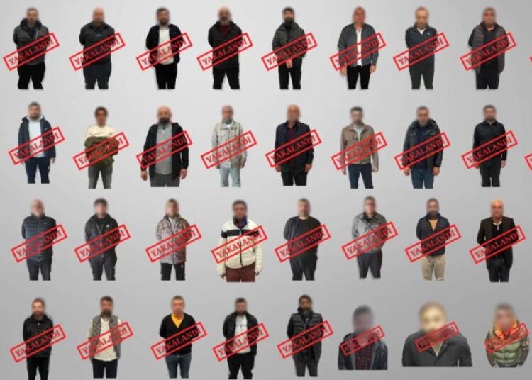 Kırmızı bültenle aranıyorlardı, Türkiye’ye getirildiler 1 Kırmızı bültenle aranıyorlardı, Türkiye’ye getirildiler