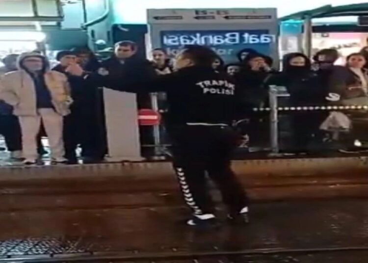 Süreci eleştiren polis memuru hakkında suç duyurusunda bulunuldu 1 Süreci eleştiren polis memuru hakkında suç duyurusunda bulunuldu