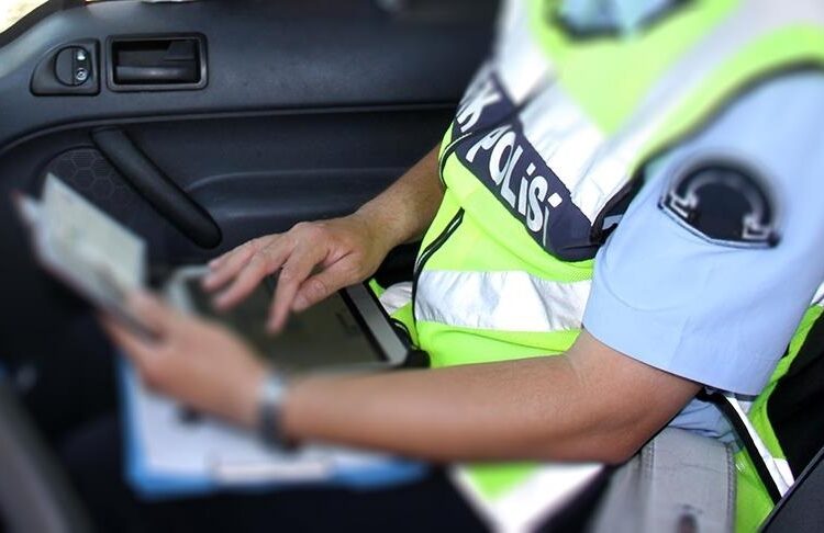 Bunları yapan sürücülerin ehliyetleri iptal edilecek 1 Tartıştığı kişiye saldıran sürücünün ehliyetine 2045’e kadar el konuldu