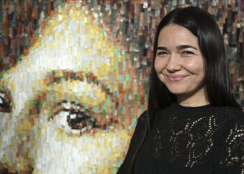 Unutulan valizlerden büyük bir portre yapacak 4 Unutulan valizlerden büyük bir portre yapacak