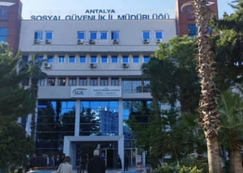 Antalya’da eski SGK müdürü ve iki başmüfettişe rüşvet davası