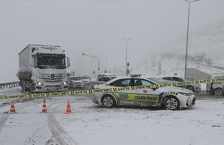 Kayseri-Malatya kara yolu trafiğe kapatıldı 1 Kayseri-Malatya kara yolu trafiğe kapatıldı