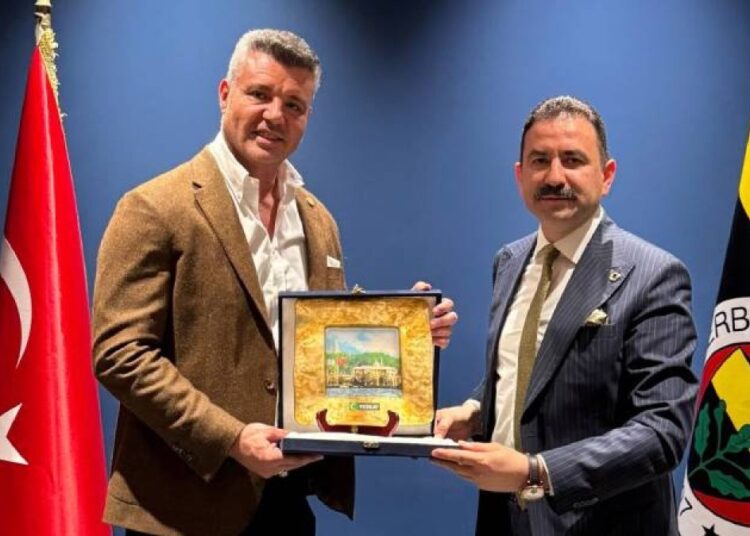 Testi pozitif çıkmıştı: Yeşilay'dan Fenerbahçe Başkanı Saran'a plaket 1 Testi pozitif çıkmıştı: Yeşilay’dan Fenerbahçe Başkanı Saran’a plaket