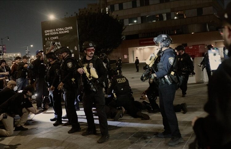 Los Angeles'taki ICE karşıtı protestolarda onlarca kişi gözaltına alındı 1 Los Angeles’taki ICE karşıtı protestolarda onlarca kişi gözaltına alındı