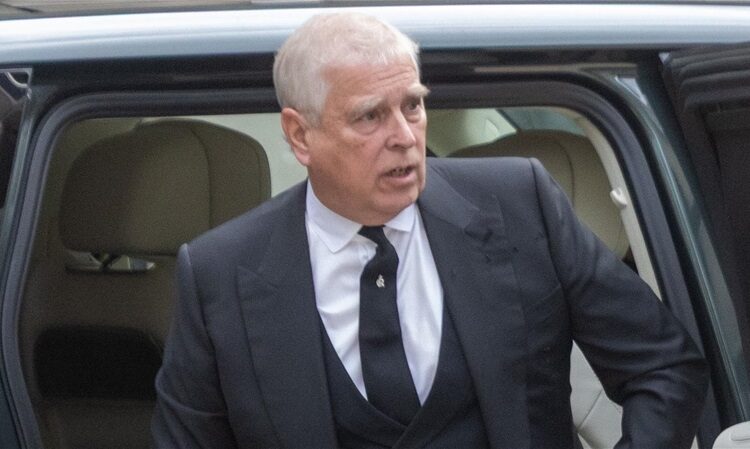 Eski İngiltere Prensi Andrew'e Epstein gözaltısı 1 Eski İngiltere Prensi Andrew’e Epstein gözaltısı