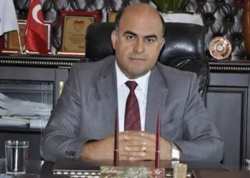 Oğlu, eski belediye başkanını baltayla öldürdü
