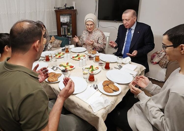 Cumhurbaşkanı Erdoğan, Kayacık ailesinin iftar sofrasına konuk oldu 1 Cumhurbaşkanı Erdoğan, Kayacık ailesinin iftar sofrasına konuk oldu