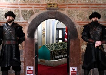 Ertuğrul Gazi Türbesi’nde saygı nöbeti tarihi dokuya uygun hale getirildi