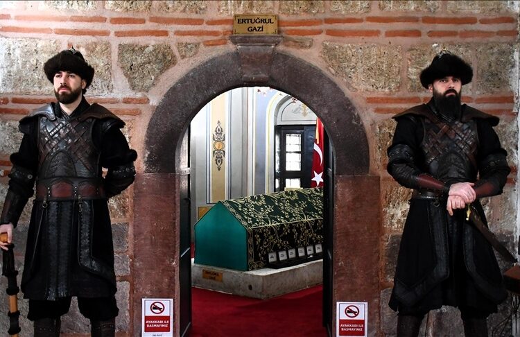 Ertuğrul Gazi Türbesi'nde saygı nöbeti tarihi dokuya uygun hale getirildi 1 Ertuğrul Gazi Türbesi’nde saygı nöbeti tarihi dokuya uygun hale getirildi