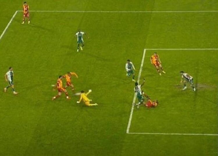 Galatasaray'ın iptal edilen golü yorumcuları böldü 1 Galatasaray’ın iptal edilen golü yorumcuları böldü